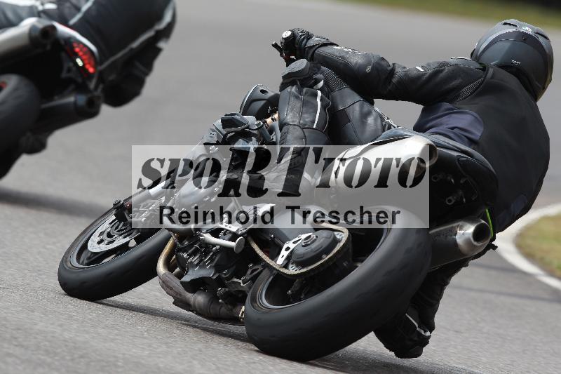 Archiv-2022/13 25.04.2022 Plüss Moto Sport ADR/Freies Fahren/backside